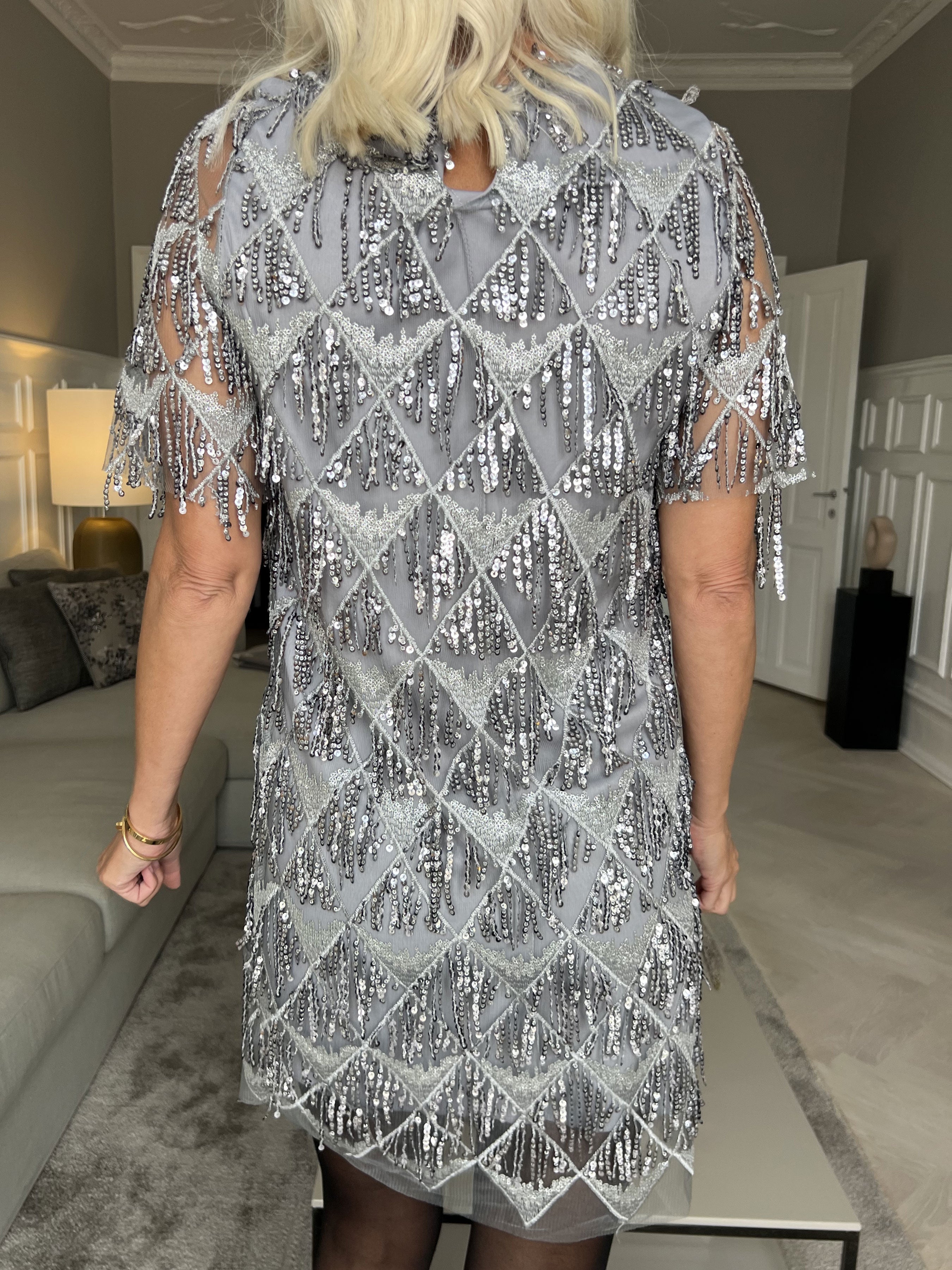 Sofie - Grå og sølv kjole med pailletfrynser